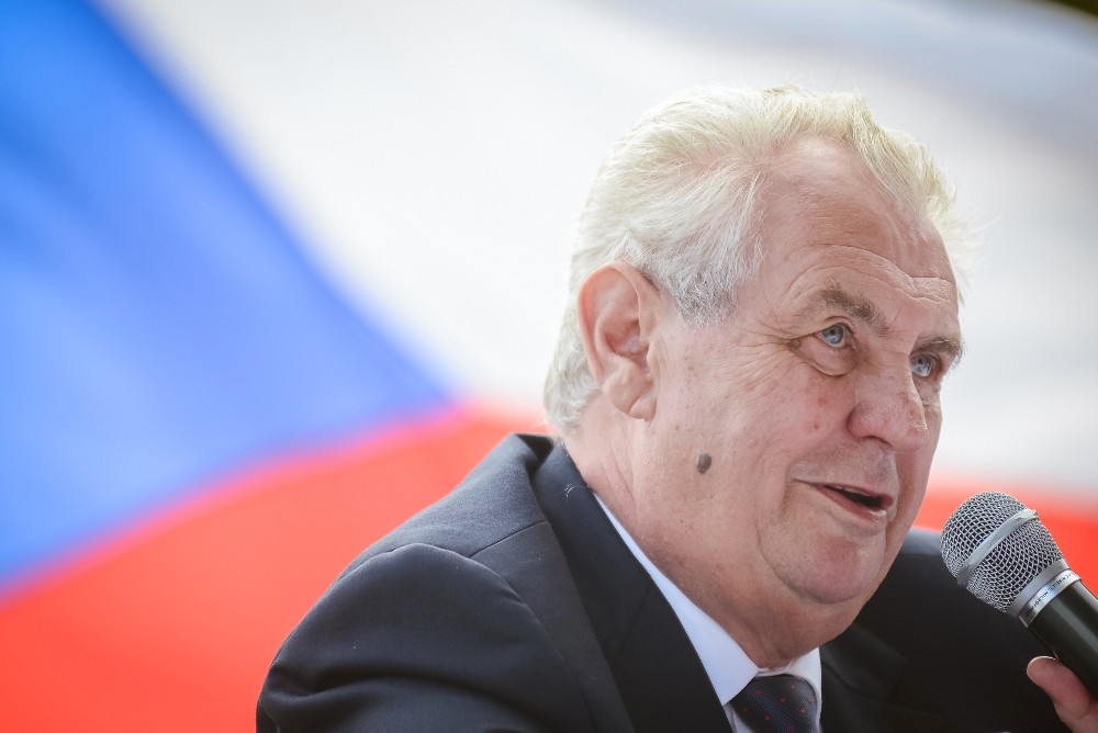 Президент Чехии предложил отправлять мигрантов на необитаемые острова