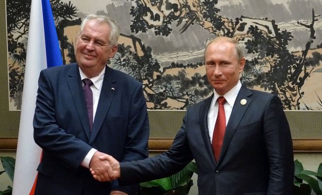 Президент Чехии назвал «наградой» приглашение Путина в Россию