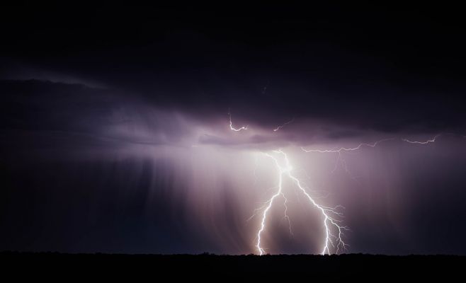 Объявлено штормовое предупреждение: на Чехию обрушатся сильный ветер и град
