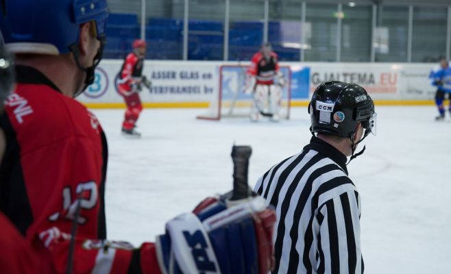 Чешский хоккейный арбитр умер от удара шайбы