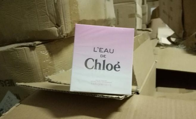 В Праге на вьетнамском рынке обнаружили поддельные духи на 90 млн крон