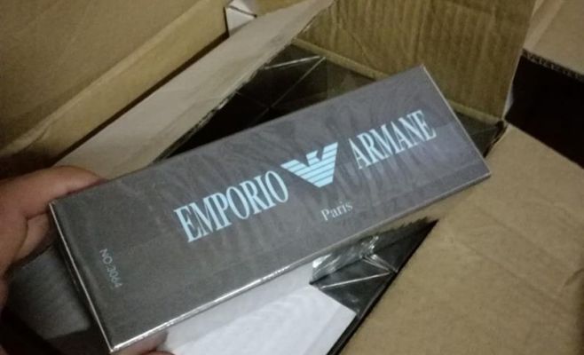 В Праге на вьетнамском рынке обнаружили поддельные духи на 90 млн крон