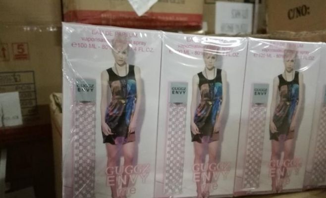 В Праге на вьетнамском рынке обнаружили поддельные духи на 90 млн крон