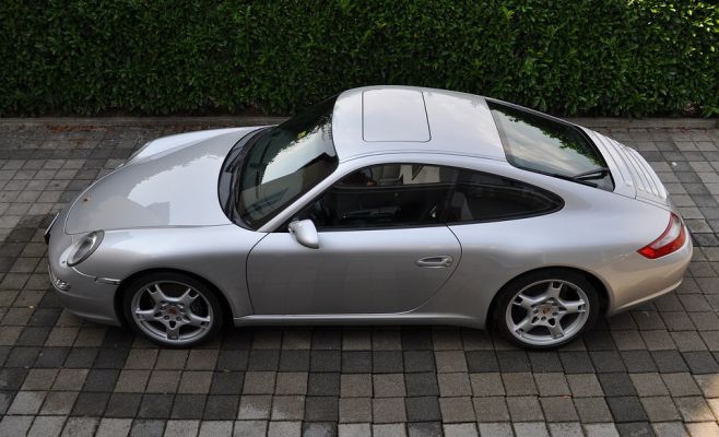 Чех припарковал свой Porsche на место для инвалидов, мужчина оказался опасным преступником