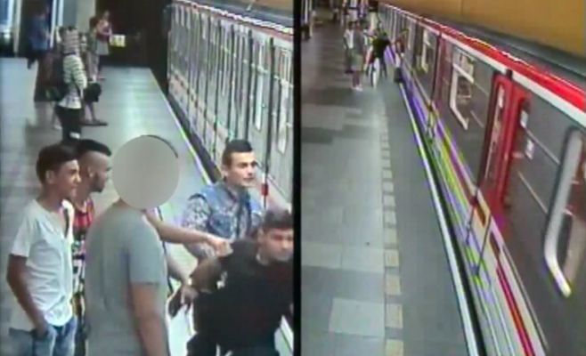 Разыскиваются молодые люди, избившие в метро человека