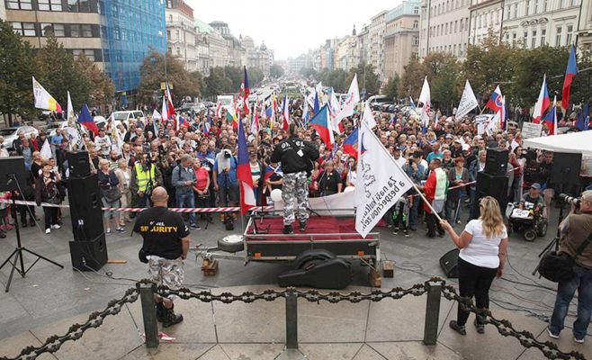 В Праге прошли демонстрации за выход из ЕС и в поддержку беженцев