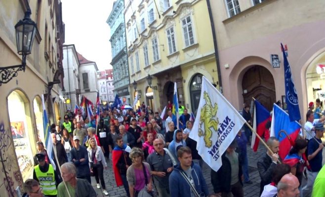 В Праге прошли демонстрации за выход из ЕС и в поддержку беженцев