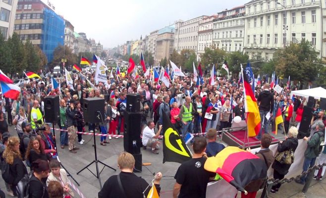 В Праге прошли демонстрации за выход из ЕС и в поддержку беженцев