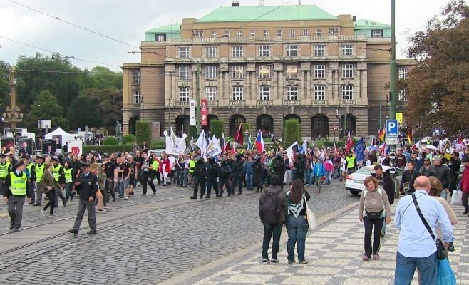 В Праге прошли демонстрации за выход из ЕС и в поддержку беженцев