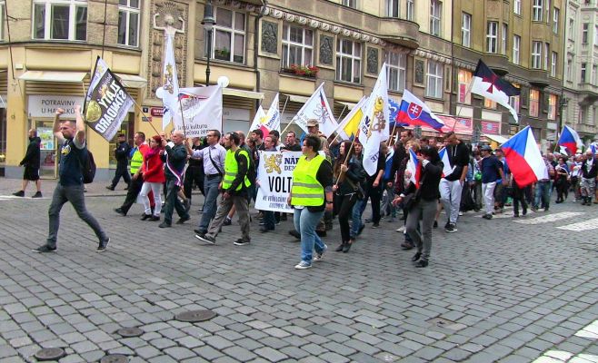 В Праге прошли демонстрации за выход из ЕС и в поддержку беженцев