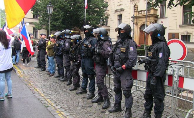 В Праге прошли демонстрации за выход из ЕС и в поддержку беженцев