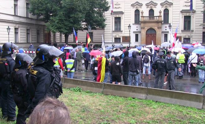 В Праге прошли демонстрации за выход из ЕС и в поддержку беженцев