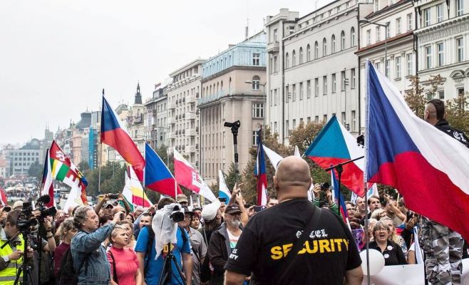 В Праге прошли демонстрации за выход из ЕС и в поддержку беженцев