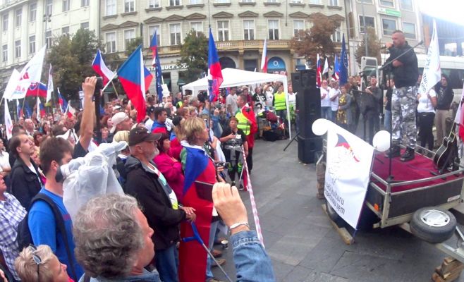 В Праге прошли демонстрации за выход из ЕС и в поддержку беженцев