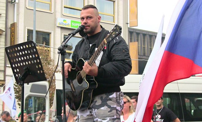 В Праге прошли демонстрации за выход из ЕС и в поддержку беженцев