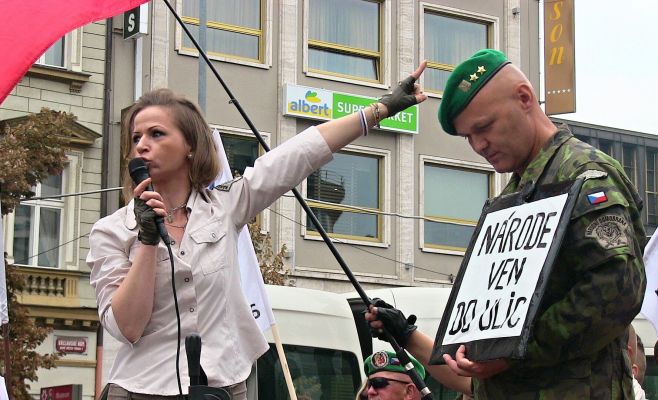 В Праге прошли демонстрации за выход из ЕС и в поддержку беженцев