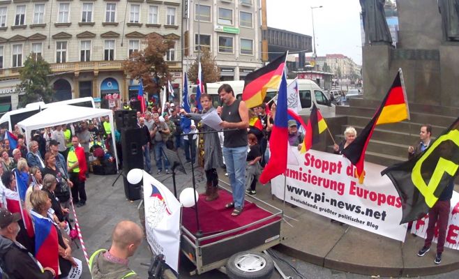 В Праге прошли демонстрации за выход из ЕС и в поддержку беженцев