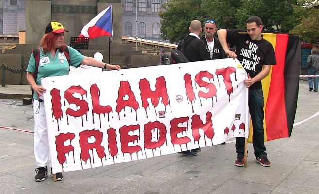 В Праге прошли демонстрации за выход из ЕС и в поддержку беженцев