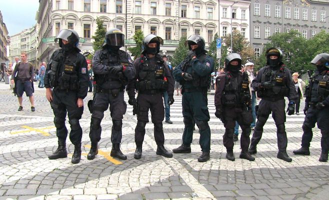 В Праге прошли демонстрации за выход из ЕС и в поддержку беженцев