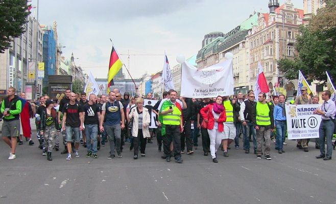В Праге прошли демонстрации за выход из ЕС и в поддержку беженцев