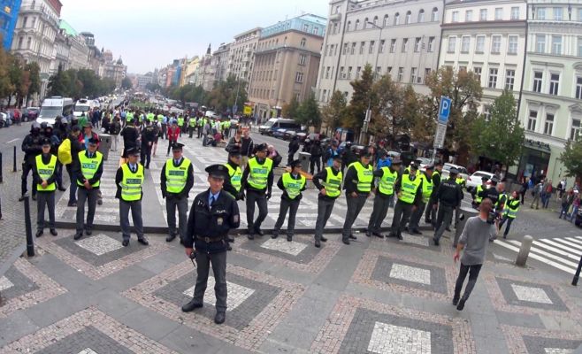 В Праге прошли демонстрации за выход из ЕС и в поддержку беженцев