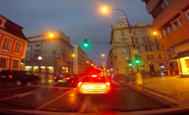 Пьяный водитель во время погони в Праге врезался в 5 автомобилей