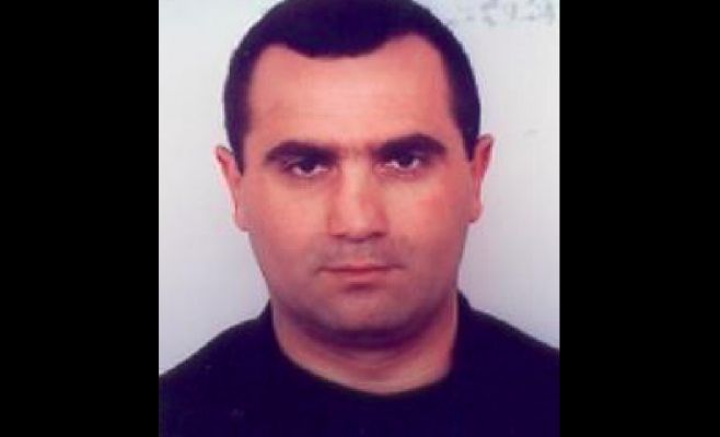 Разыскивается вооруженный армянин, стрелявший перед супермаркетом в Праге