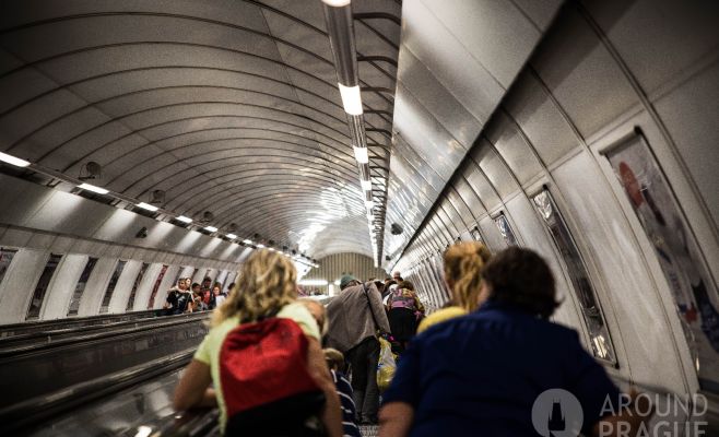 Пьяный иностранец хотел быстро спуститься по эскалатору в метро, но выбрал не лучший способ