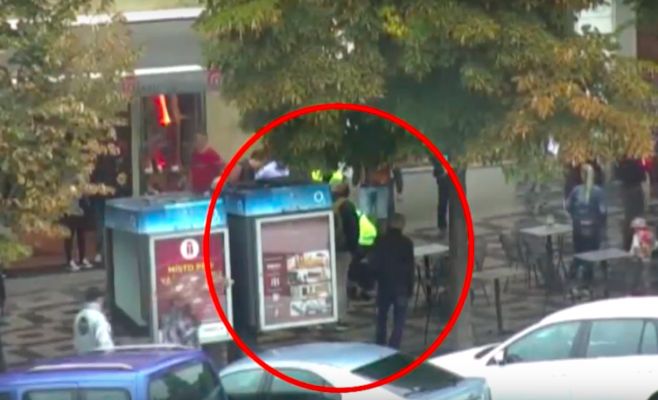Агрессивный мужчин напал на прохожих и полицейского в центре Праги