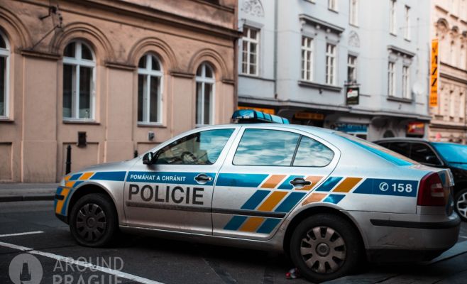 Полицейская машина в Праге сбила женщину на пешеходном переходе