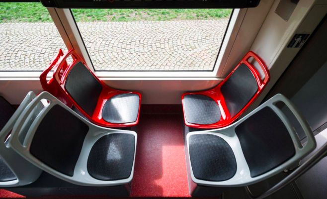 Через месяц в пражском метро установят пластмассовые сиденья