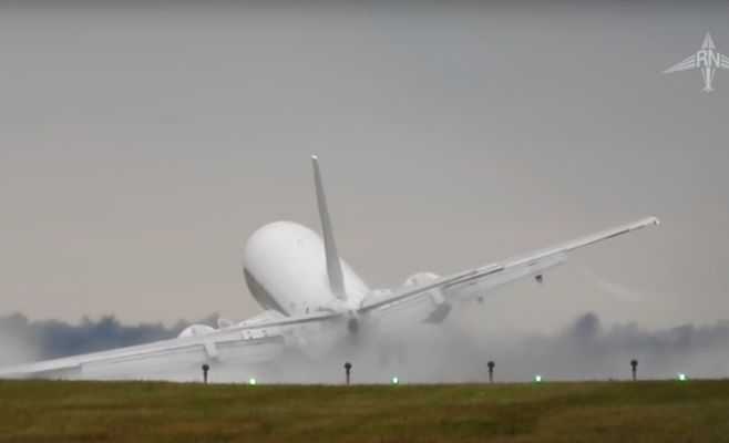 Видео: В Праге при посадке ветром снесло самолет