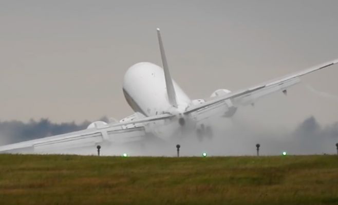 Эксперты дали оценку действиям пилотов, чей самолет снесло ветром