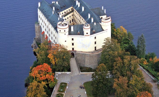 Экс-глава МИД ЧР пригласил арт-группу «Война» пожить в своем замке