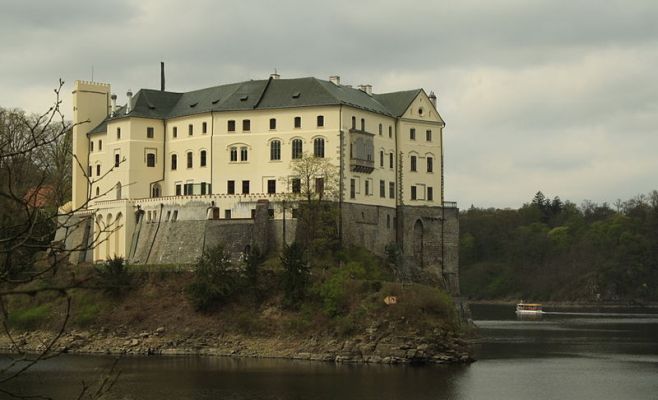 Экс-глава МИД ЧР пригласил арт-группу «Война» пожить в своем замке