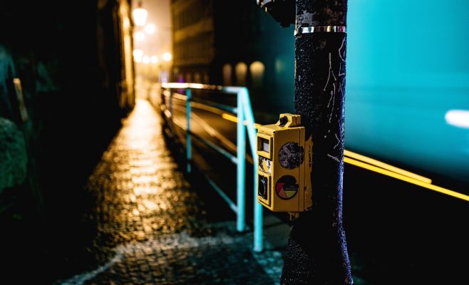 В Праге устанавливают новые кнопки на пешеходных переходах