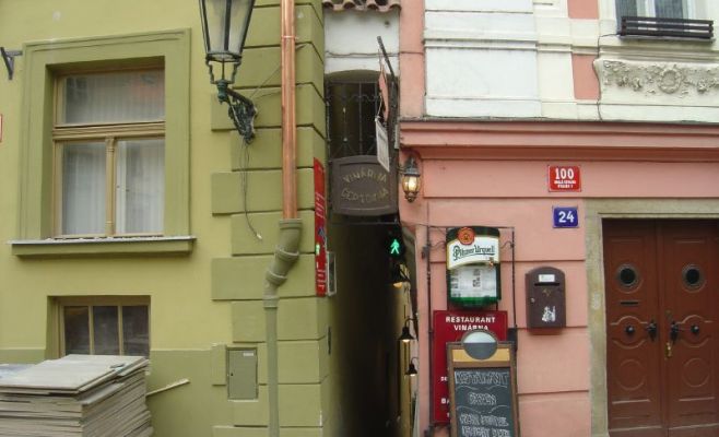 Самые узкие дом, улица и отель в Праге