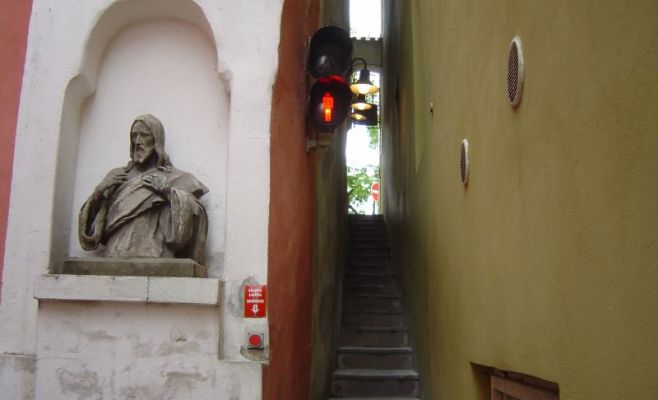 Самые узкие дом, улица и отель в Праге