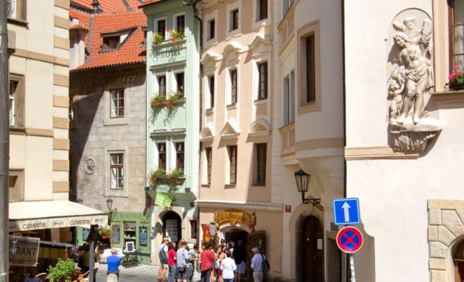 Самые узкие дом, улица и отель в Праге