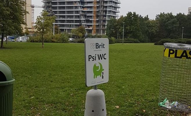 В Праге установили писсуар для собак