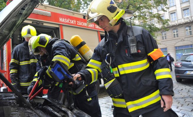 В центре Праги сгорел автомобиль