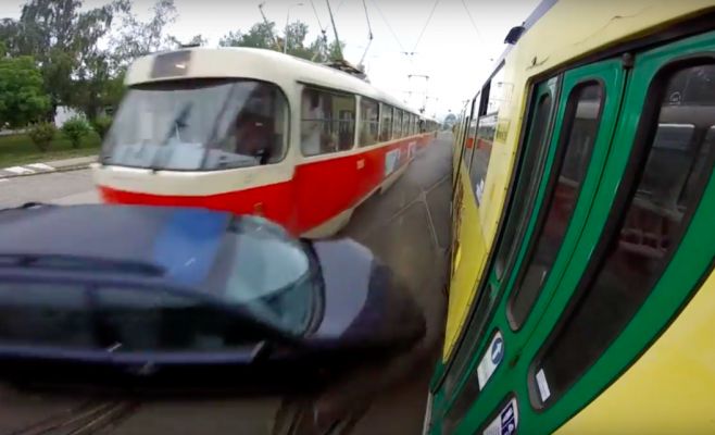 Видео: К чему приводит столкновение авто с трамваем?