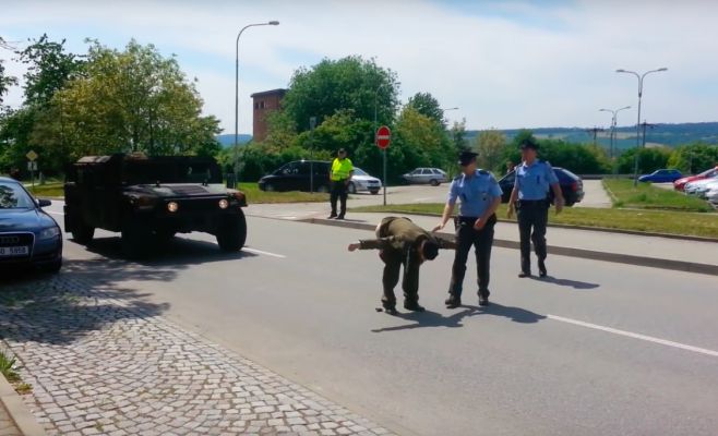 Показать голый зад американским военным – не уголовное преступление, решил суд