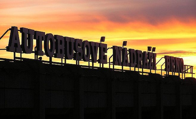 В Брно эвакуировали автовокзал Звонаржка из-за анонимного сообщения о бомбе. Двое подозреваемых арестовано