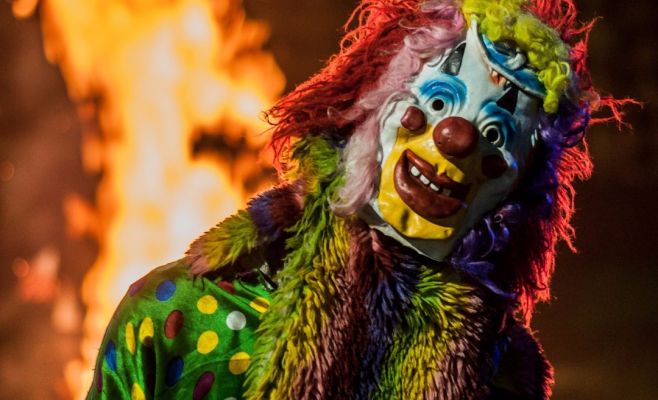 Дети в масках клоунов с оружием пугали прохожих