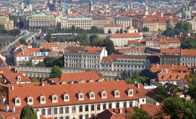 Погоня за удачным кадром обернулась трагедией: мужчина упал с седьмого этажа, пытаясь сфотографировать Прагу с крыши