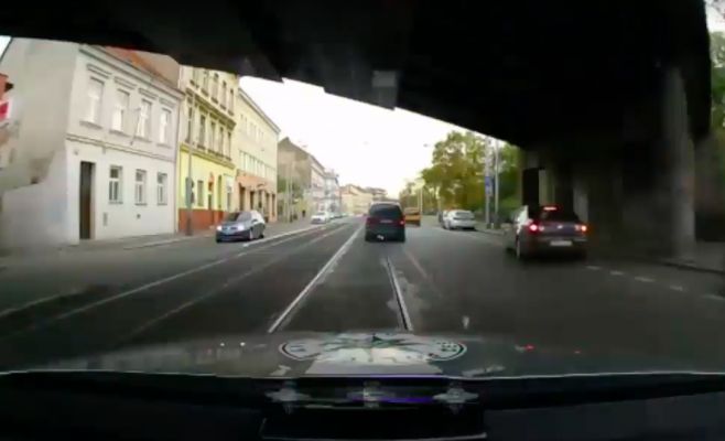 Погоня в Праге: водитель на краденном авто ехал со скоростью 150 км/ч. Видео