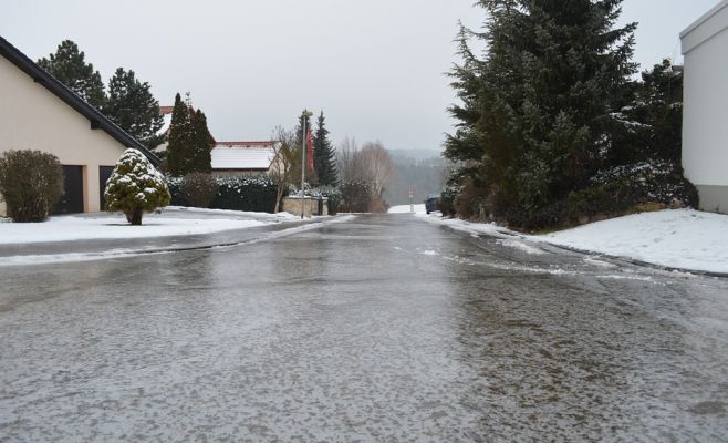 Чехию предупреждают о гололедице ближайшей ночью