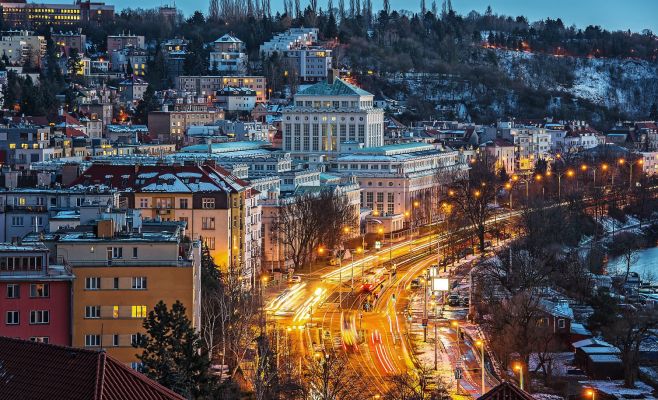Первый снег, выпавший в Праге и других городах, привел к десяткам аварий