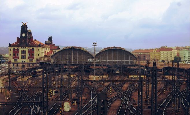 Мужчина в женском платье разбился насмерть при прыжке с крыши Главного вокзала Праги